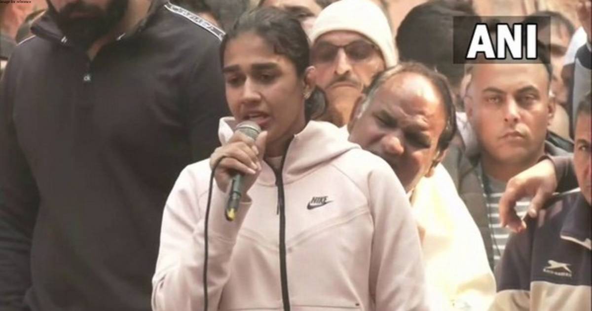 Babita Phogat meets protesting wrestlers in Delhi with 